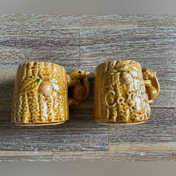 Vintage Squirrel climbing tree Canada ceramic Salt & Pepper shakers. - Picture 2 of 8